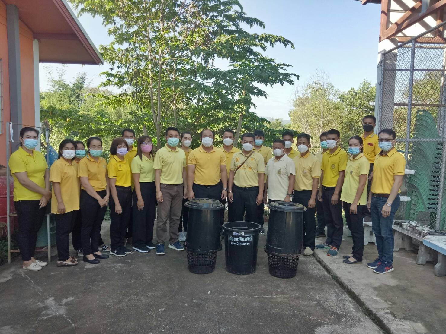 องค์การบริหารส่วนตำบลป่าคาหลวง นำโดย นายเฉลิมชัย  อายุยืน นายกอบต.ป่าคาหลวง พร้อม นายไชยันต์ จันทนะ ปลัดอบต.ป่าคาหลวง พนักงานลูกจ้างอบต.ป่าคาหลวง ร่วมโครงการจัดทำถังขยะเปียดลดโลกร้อน และจัดทำกิจกรรม Kick off  ณ อบต.ป่าคาหลวง